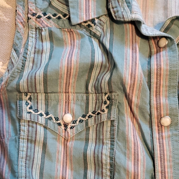 Wrangler Blue and Tan Sleeveless Western Snap Up Top - Picture 2 of 5